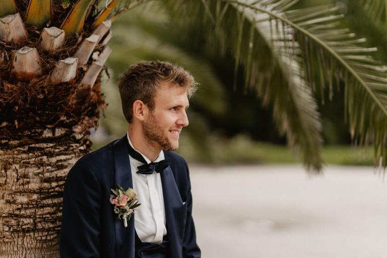 Aufnahme von Bräutigam bei Shooting vor Hochzeit Alte Orangerie Schloss Rosenau