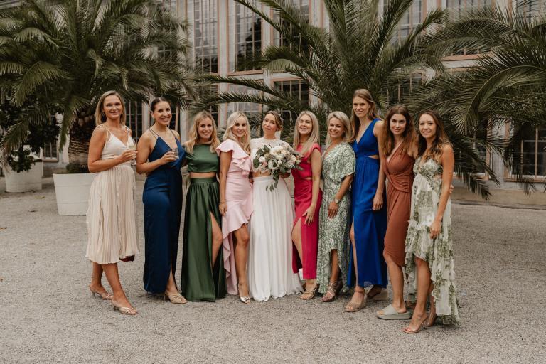 Gruppenfoto der Braut mit Freundinnen während Hochzeit Alte Orangerie Schloss Rosenau