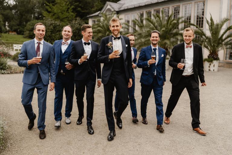 Bräutigam und Freunde während Hochzeit in der Alten Orangerie nahe dem Schloss Rosenau