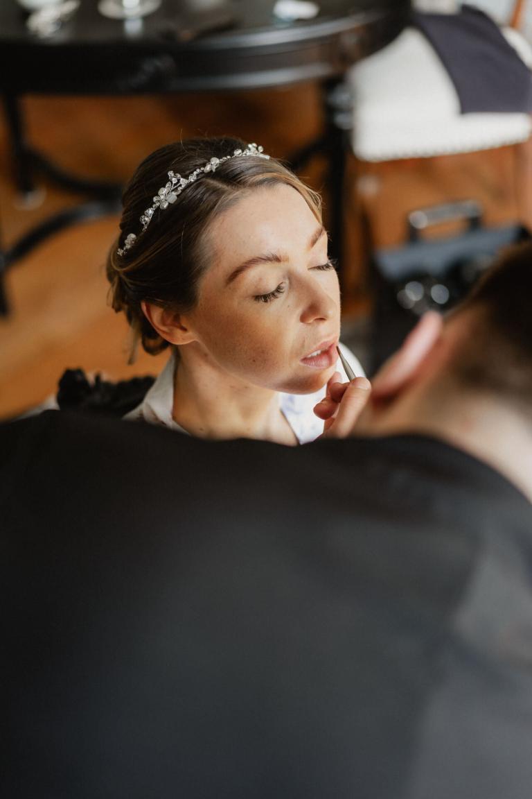 Lippen werden bei Braut nachgezogen für Hochzeit Alte Orangerie Schloss Rosenau