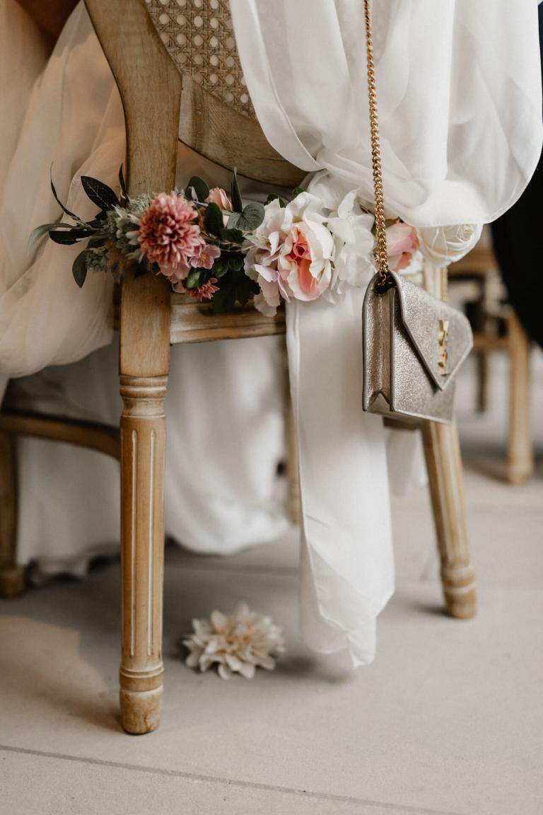 Blumendekoration an Stuhl während Hochzeit Alte Orangerie Schloss Rosenau