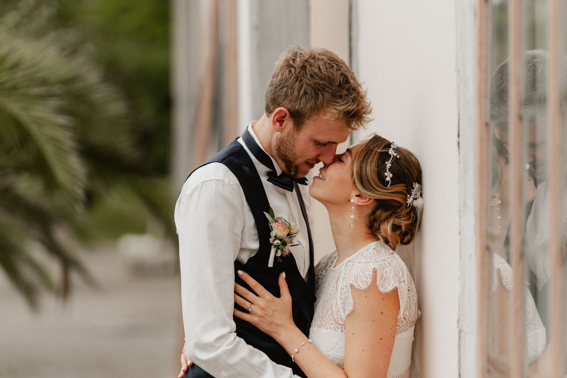 Brautpaar küsst sich bei Hochzeit in Alte Orangerie nahe Schloss Rosenau