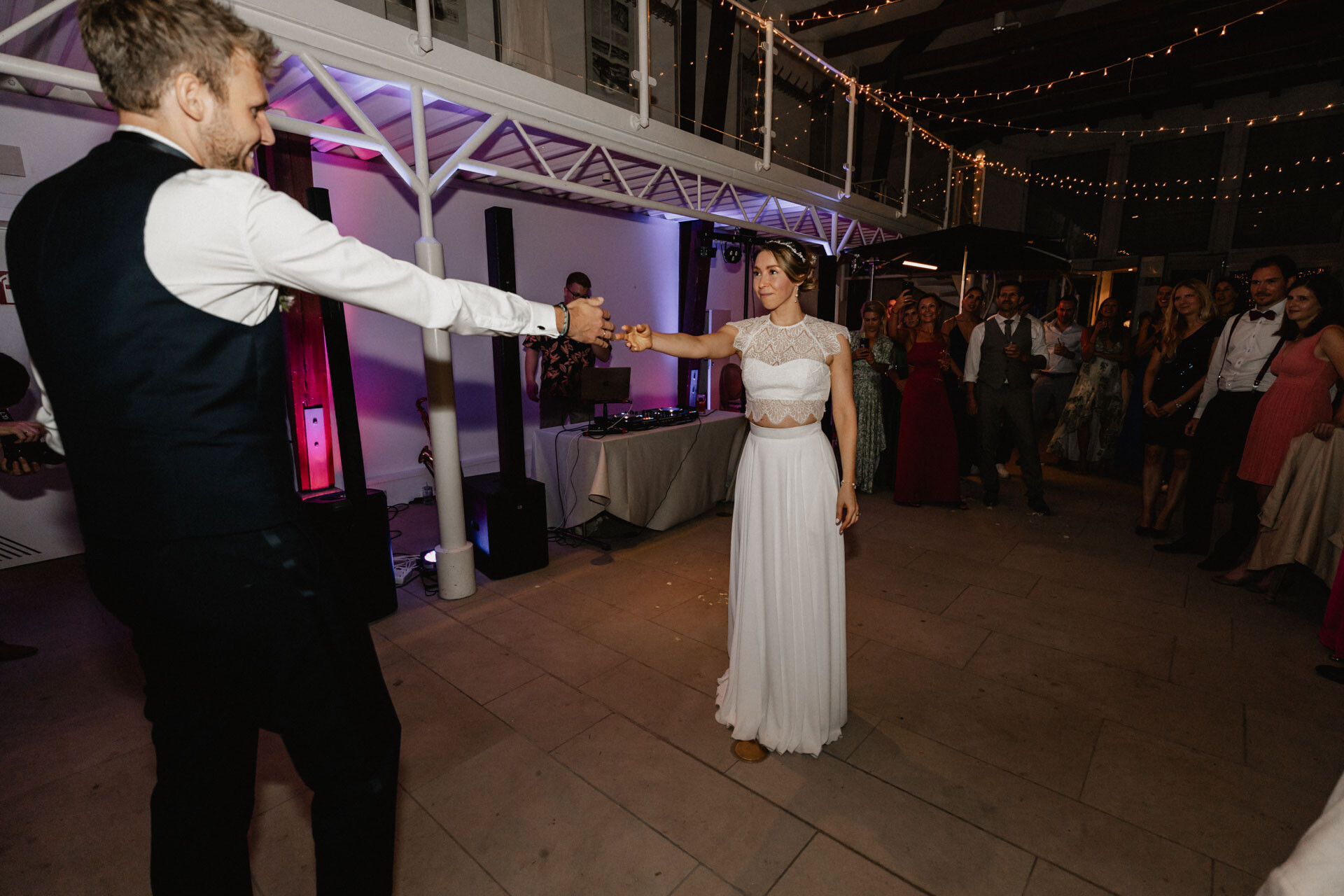 Braut tanz mit Bräutigam auf ihrer Hochzeit