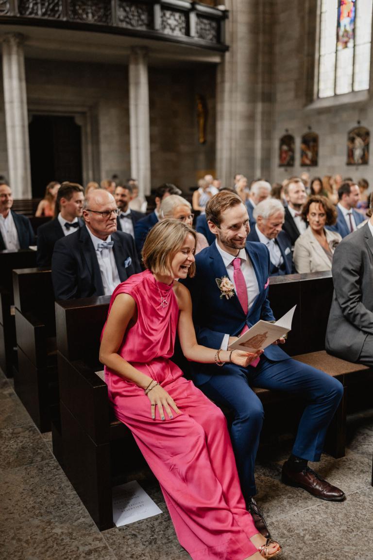 Hochzeitsgäste lachen in Kirche