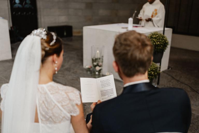 Brautpaar singt Lied in Kirche