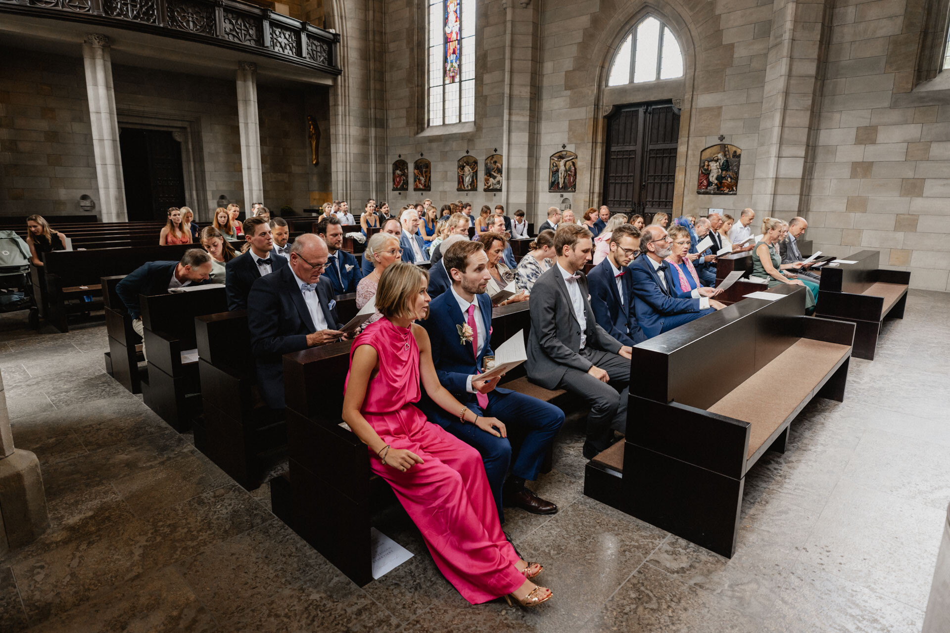 Hochzeitsgäste singen Lied in Kirche während Hochzeit Alte Orangerie Schloss Rosenau