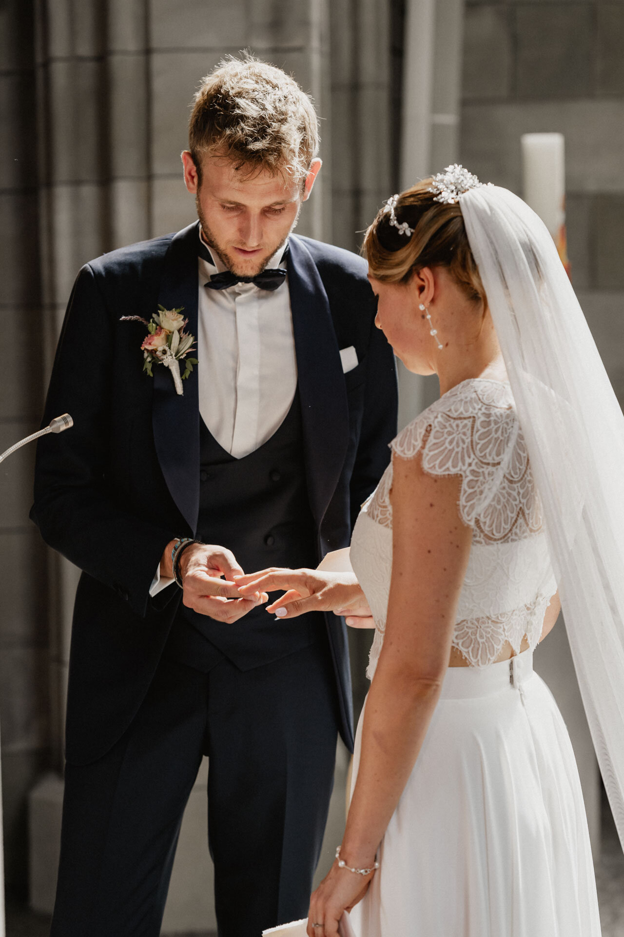 Bräutigam legt Braut Ring an Hochzeit Alte Orangerie Schloss Rosenau