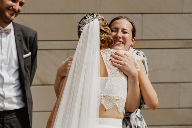 Braut umarmt Gast Hochzeit Alte Orangerie Schloss Rosenau