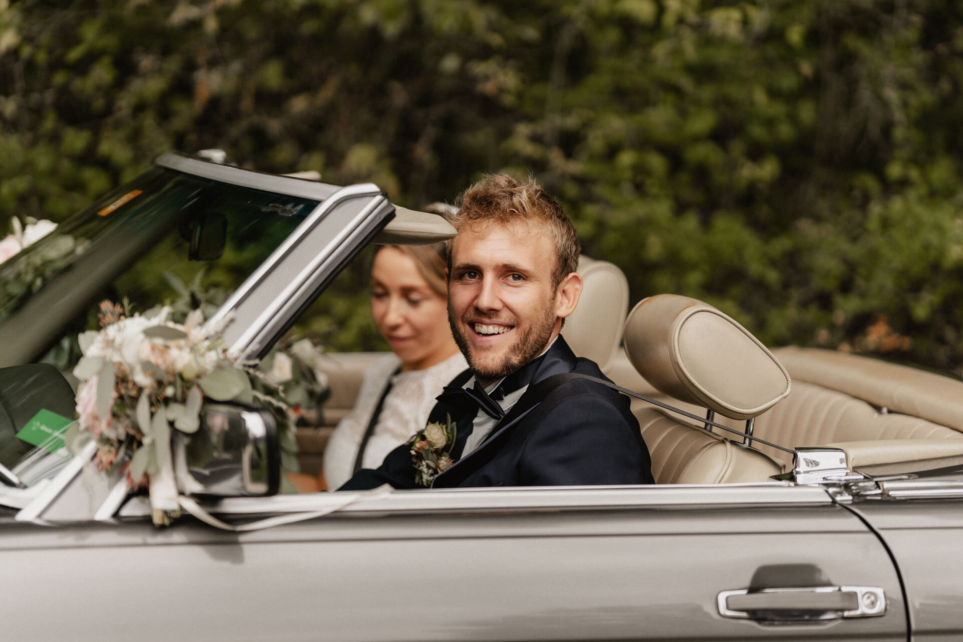 Brautpaar erreicht die Alte Orangerie im Auto