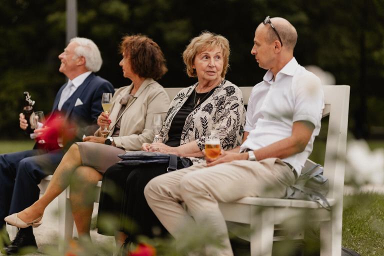 Oma unterhält sich mit Gast