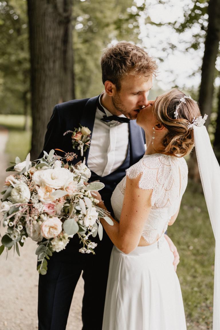 Brautpaarshooting im Wald bei Hochzeit Alte Orangerie Schloss Rosenau