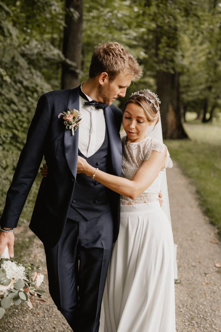 Braut umarmt ihren Ehemann bei Hochzeit Alte Orangerie Schloss Rosenau