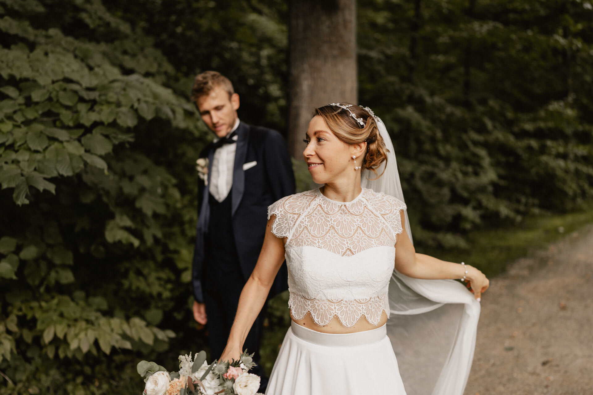 Brautpaar hat Spaß während Shooting im Wald