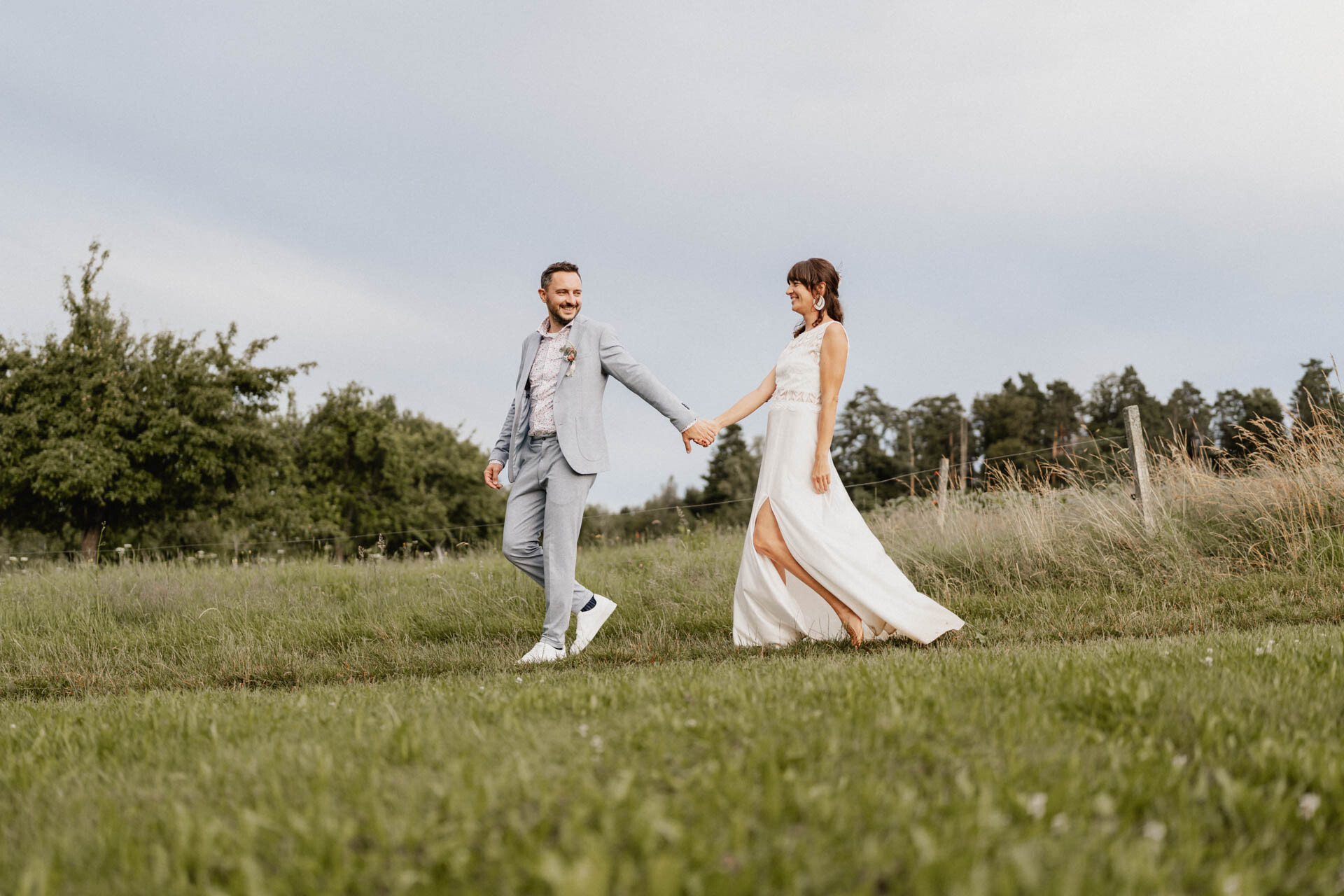 Brautpaar läuft aus Wiese Hochzeitsfotograf Göppingen