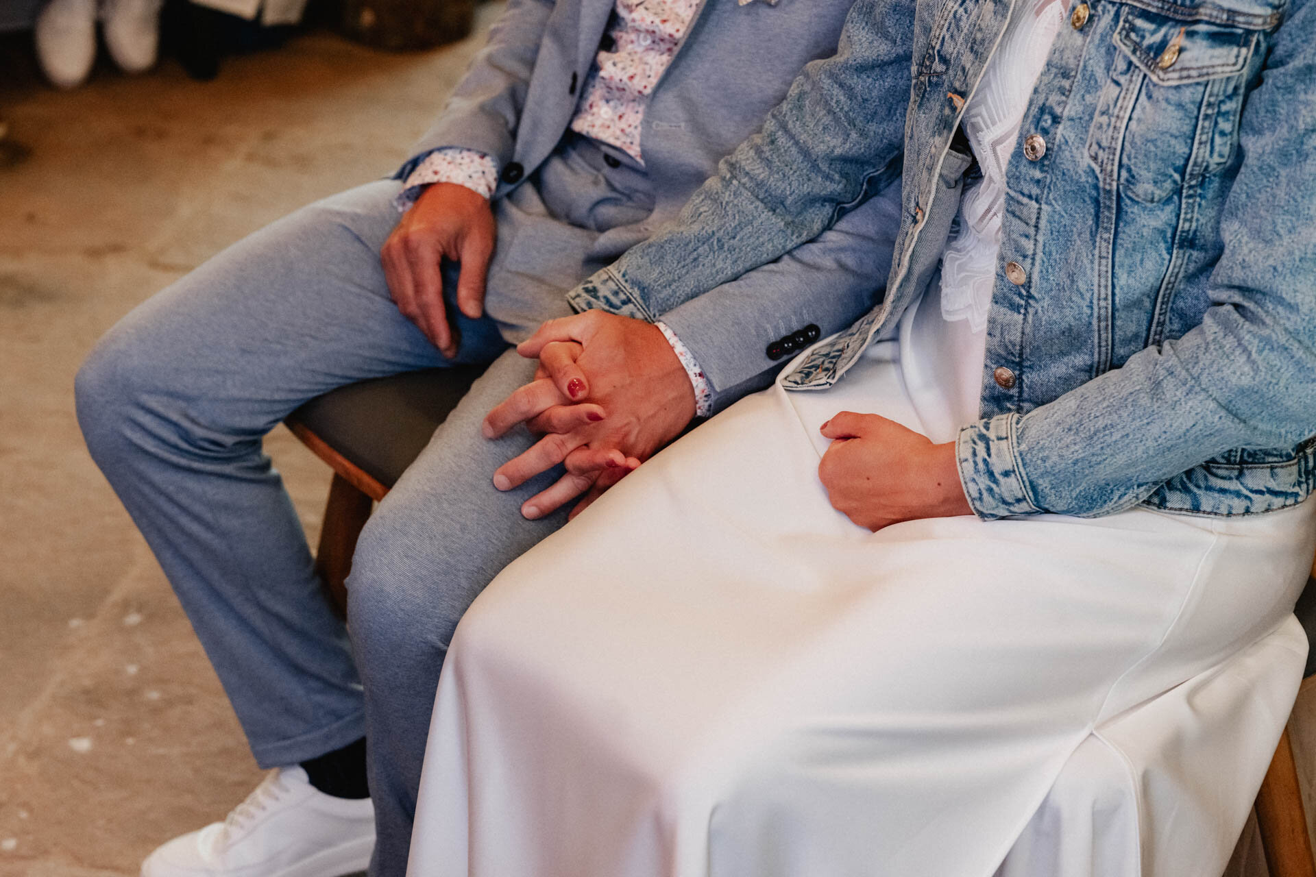 Brautpaar hält Händchen während ihrer Hochzeit auf dem Theurerhof Speßhardt