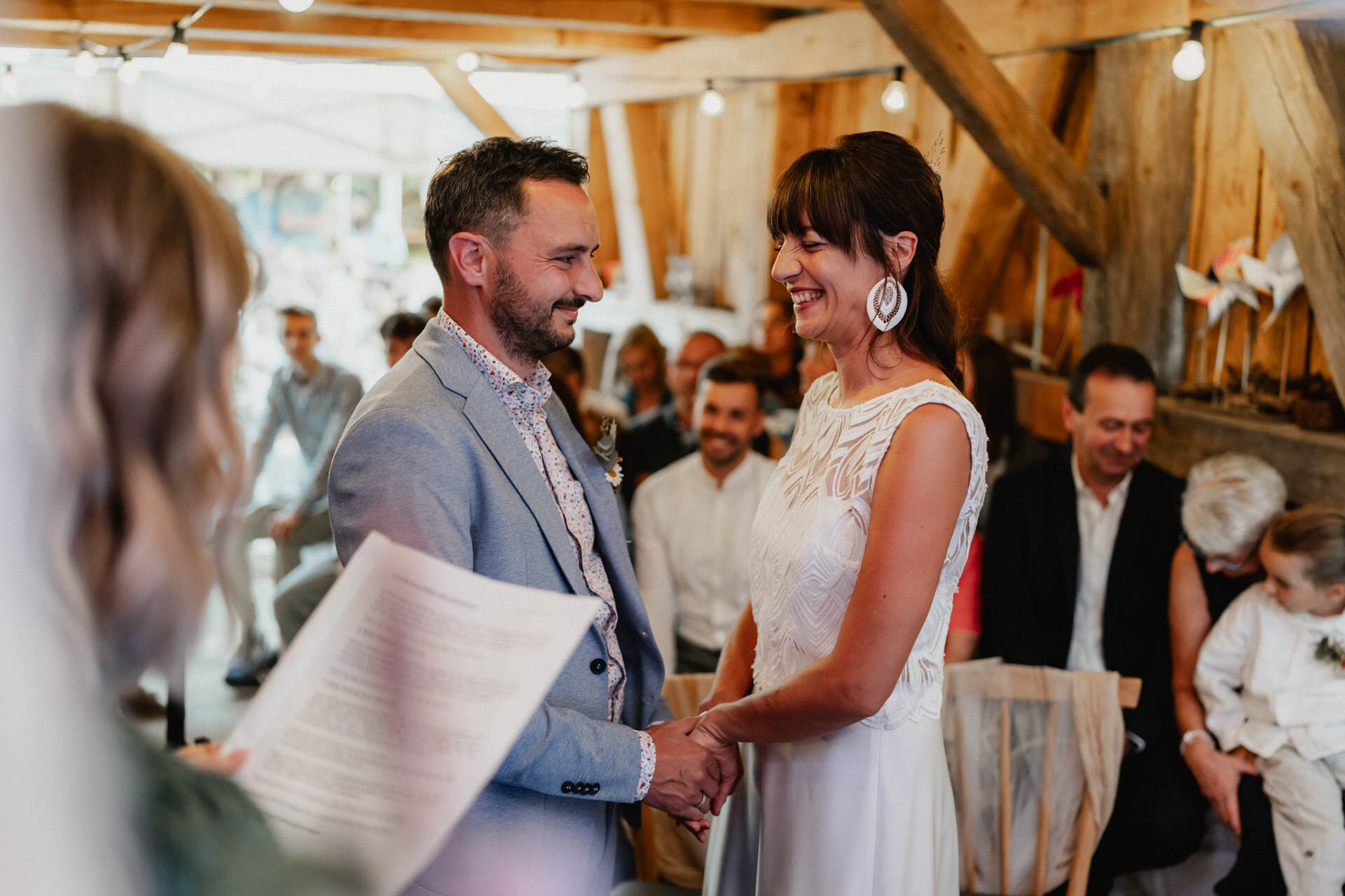 Braut lacht im Stehen während ihrer Hochzeit auf dem Theurerhof in Speßhardt