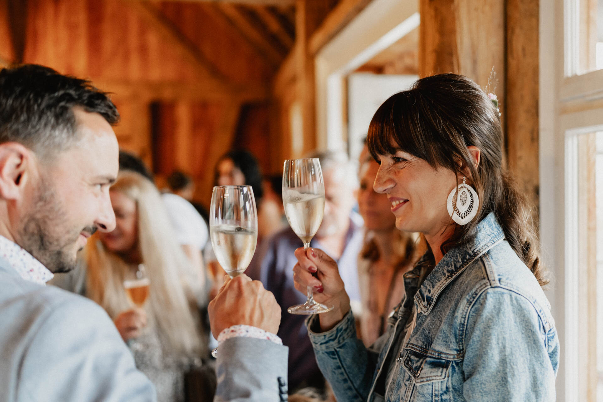 Brautpaar stößt mit Sekt an