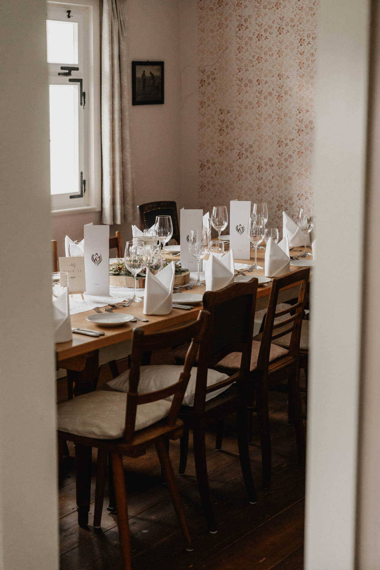 Gedeckter Tisch für Gäste der Hochzeit auf dem Theurerhof in Speßhardt