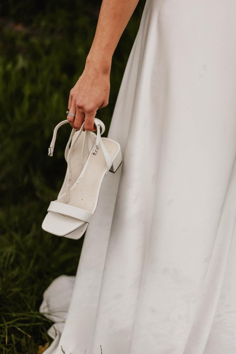 Schuhe von Braut bei ihrer Hochzeit auf dem Theurerhof Speßhardt