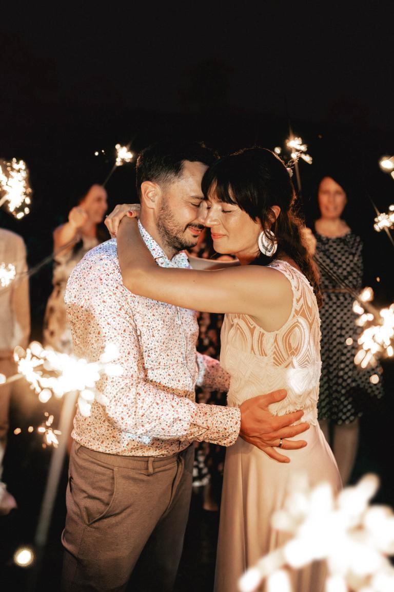 Sparkler Exit bei Hochzeit auf dem Theurerhof Speßhardt im Schwarzald