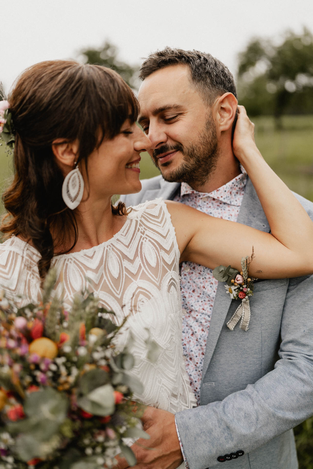 Brautpaar umarmt sich Hochzeitsfotograf Göppingen