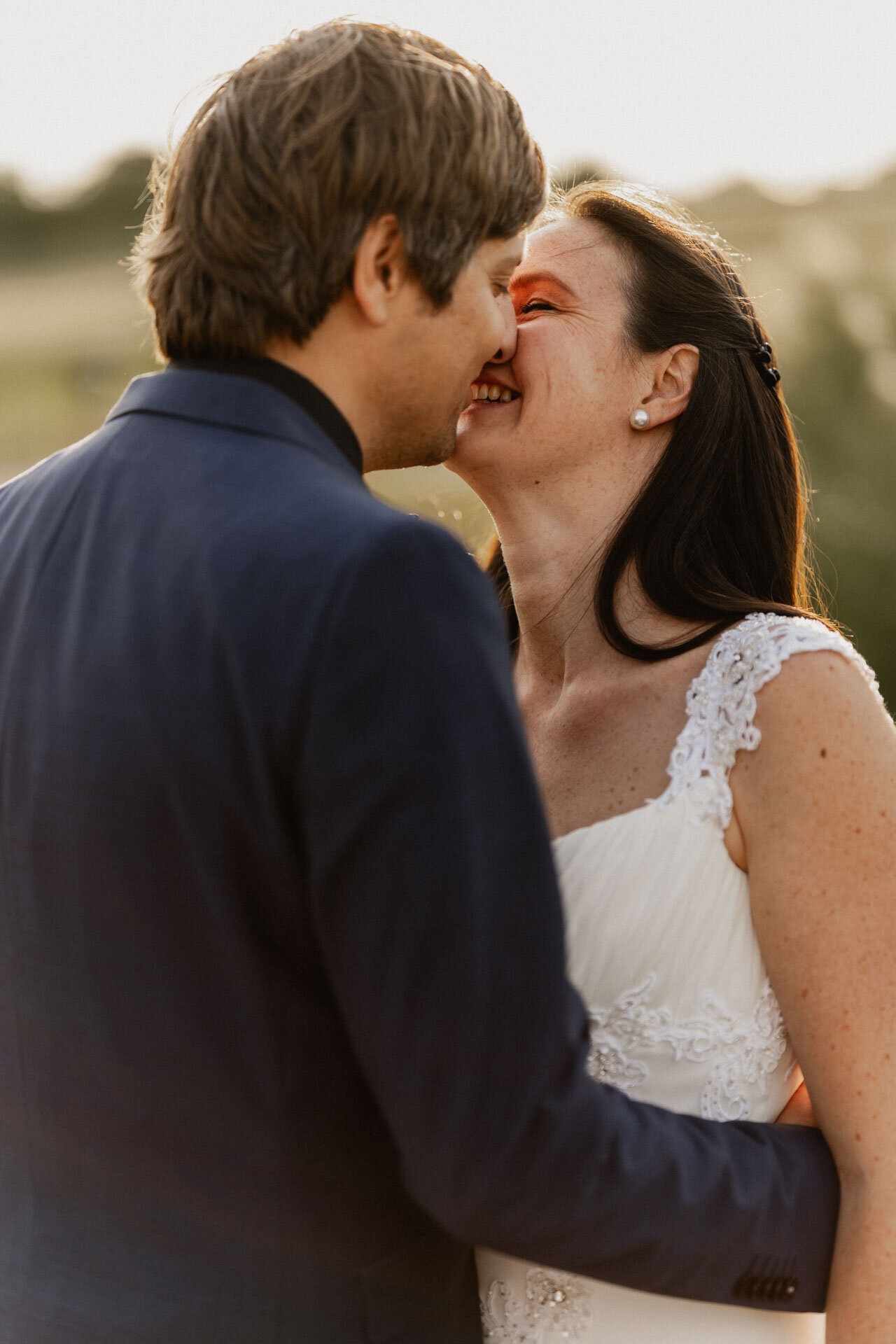 Braut lacht Bräutigam an, Hochzeitsfotograf Göppingen