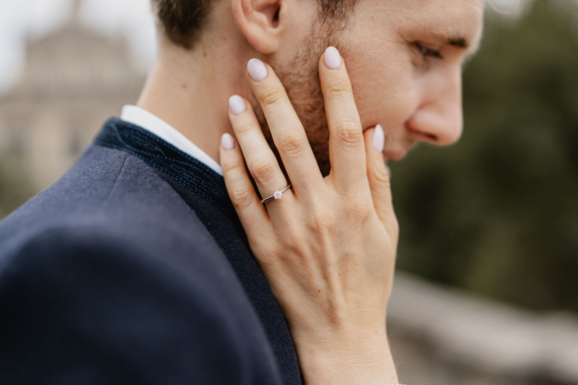 Braut legt Hand auf Wange von Ehemann Hochzeitsfotograf Göppingen