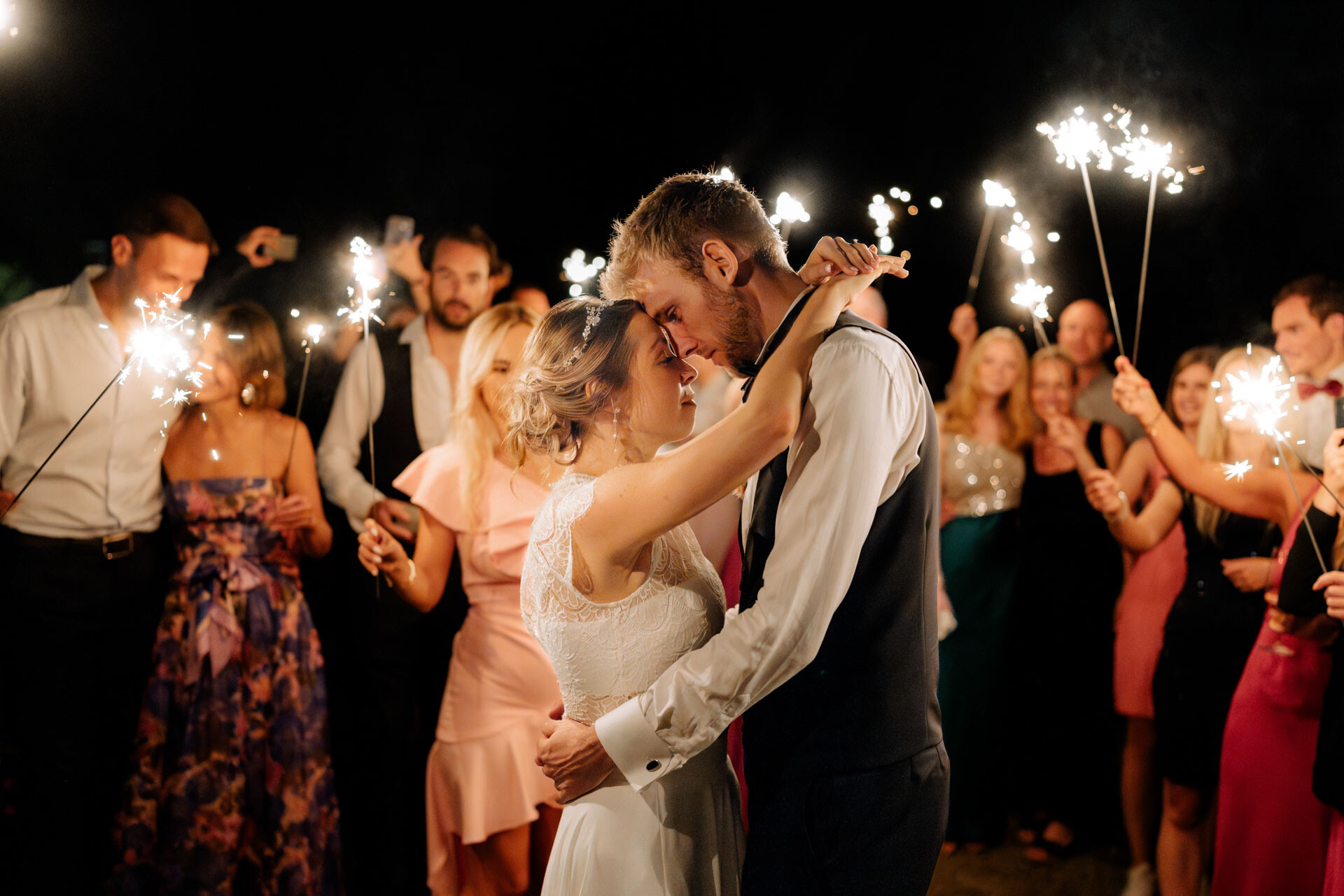 Brautpaar mit Wunderkerzen Hochzeitsfotograf Reutlingen