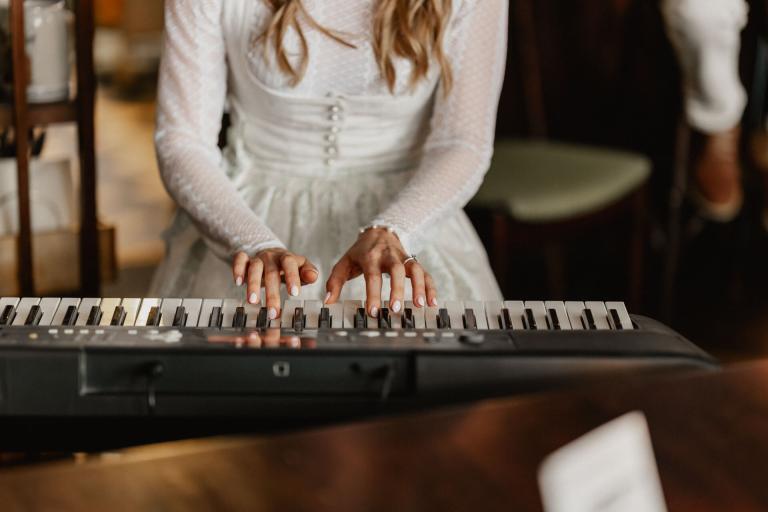 Braut spielt Piano Nahaufnahme