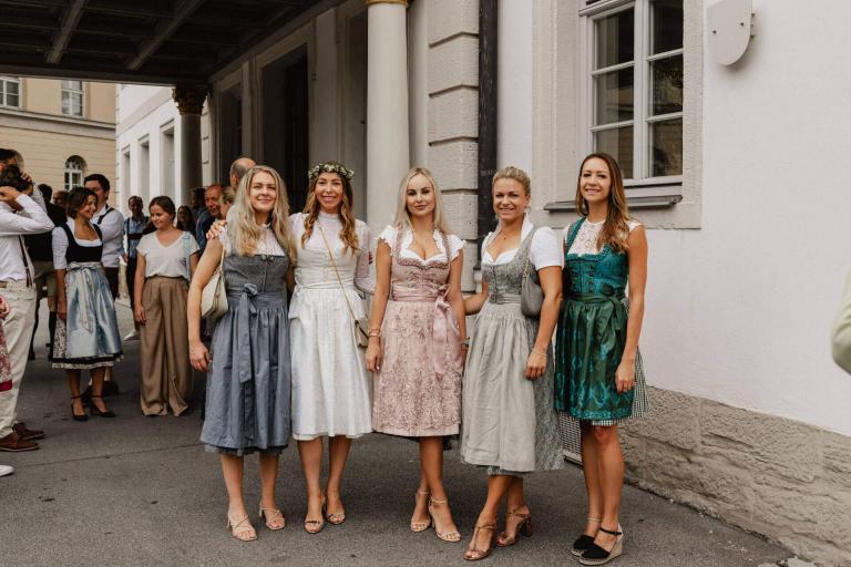 Gruppenfoto von Braut und ihre Freundinnen vor dem Standesamt in Coburg