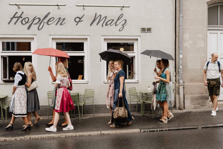 Hochzeitsgesellschaft draußen bei Regen