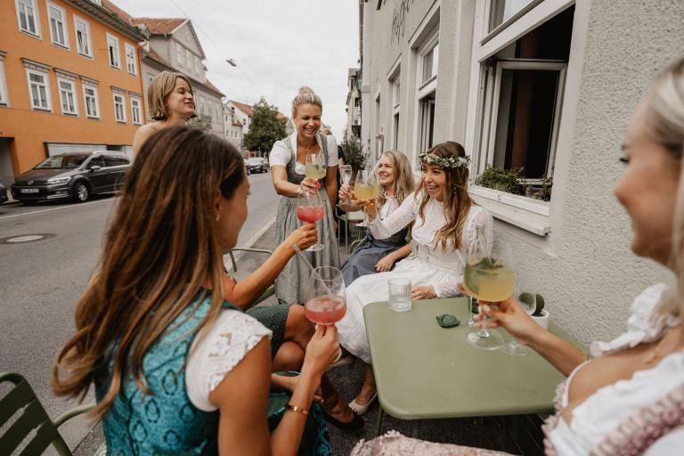 Braut stößt mit Freundinnen an