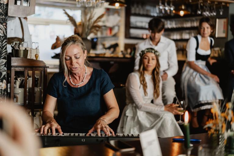 Mutter von Braut spielt Piano