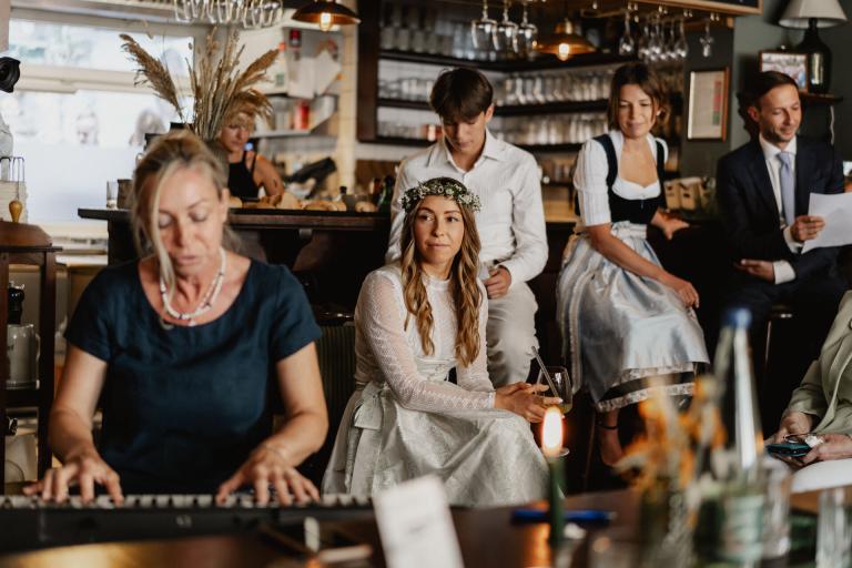 Braut hört Lied von mutter auf Piano zu