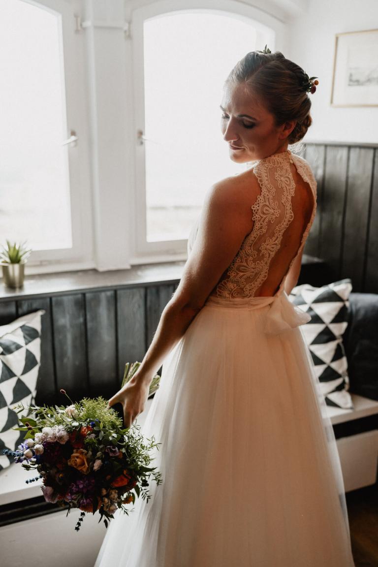 Braut blickt über Schulter während Hochzeit Burg Hohenneuffen