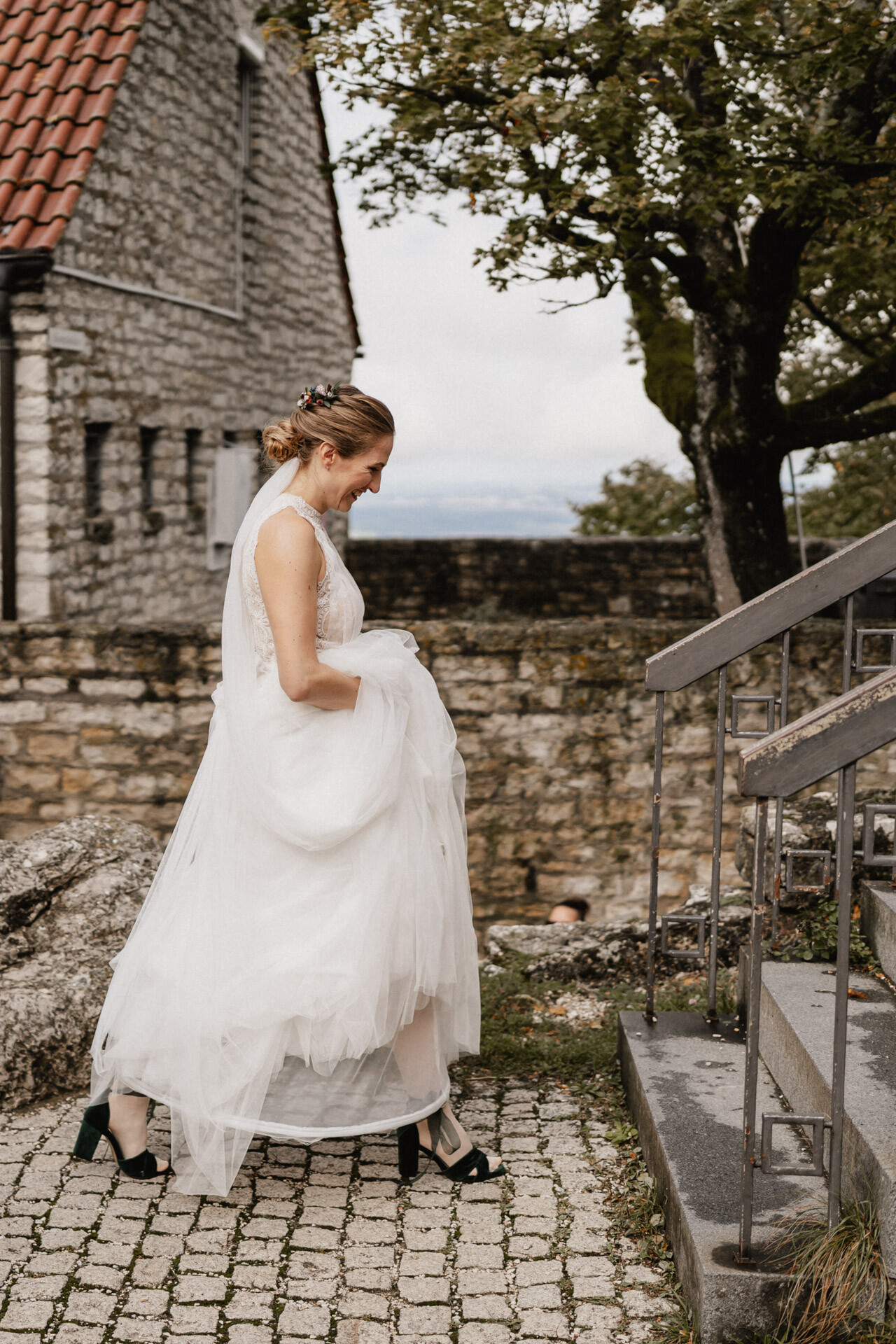 Braut läuft zu First Look während Hochzeit Burg Hohenneuffen