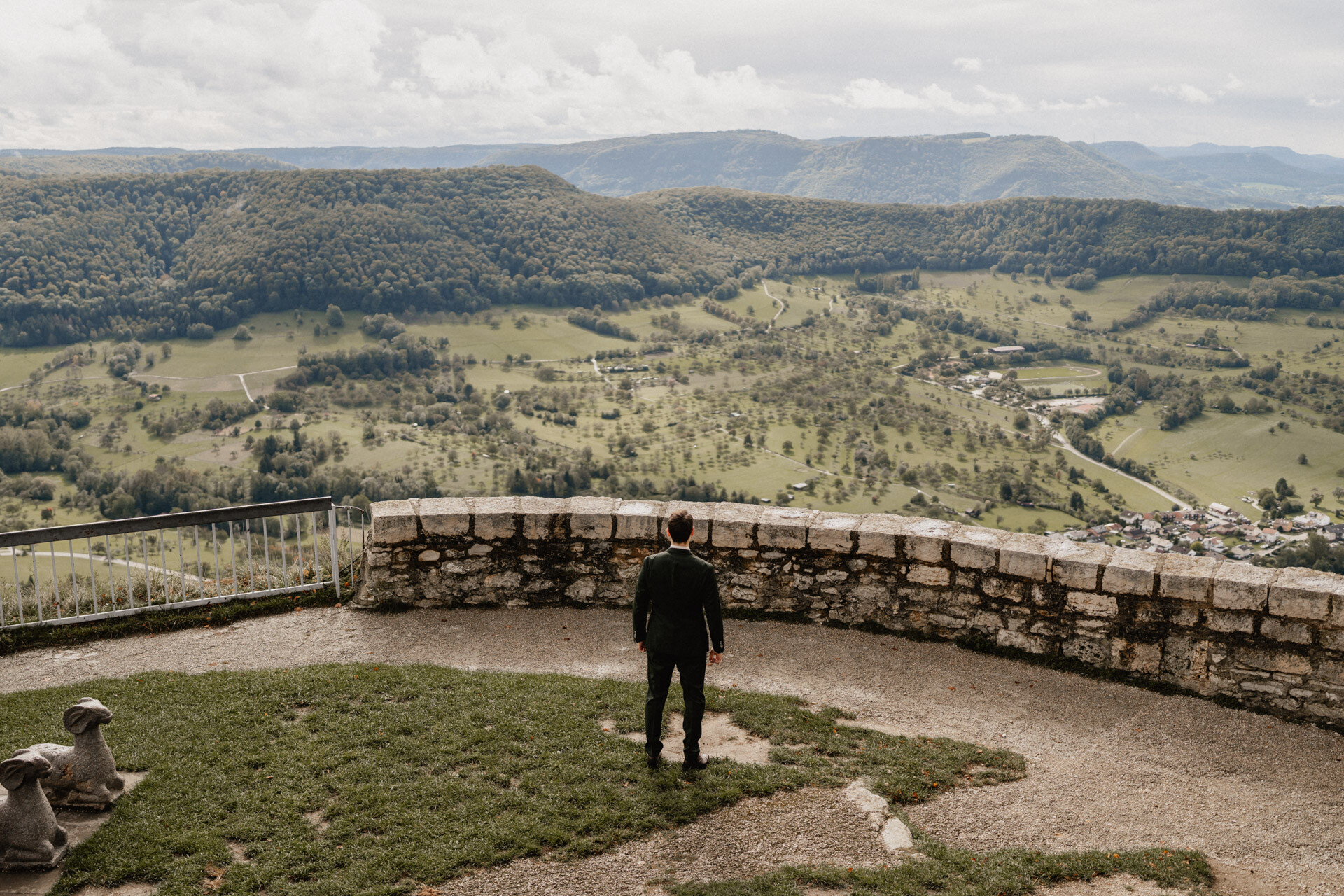 Bräutigam wartet auf Braut während First Look