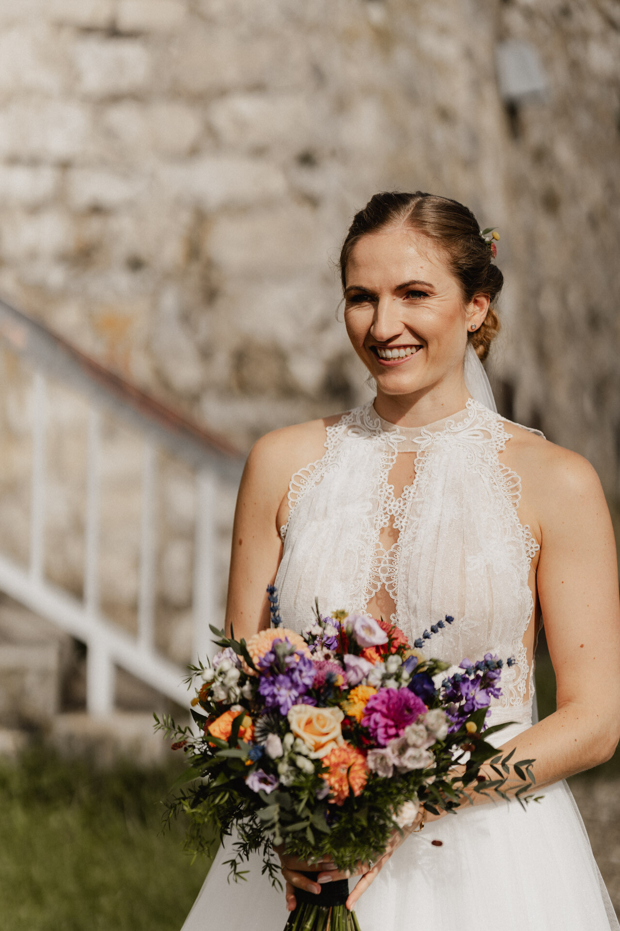 Braut lächelt während Hochzeit Burg Hohenneuffen