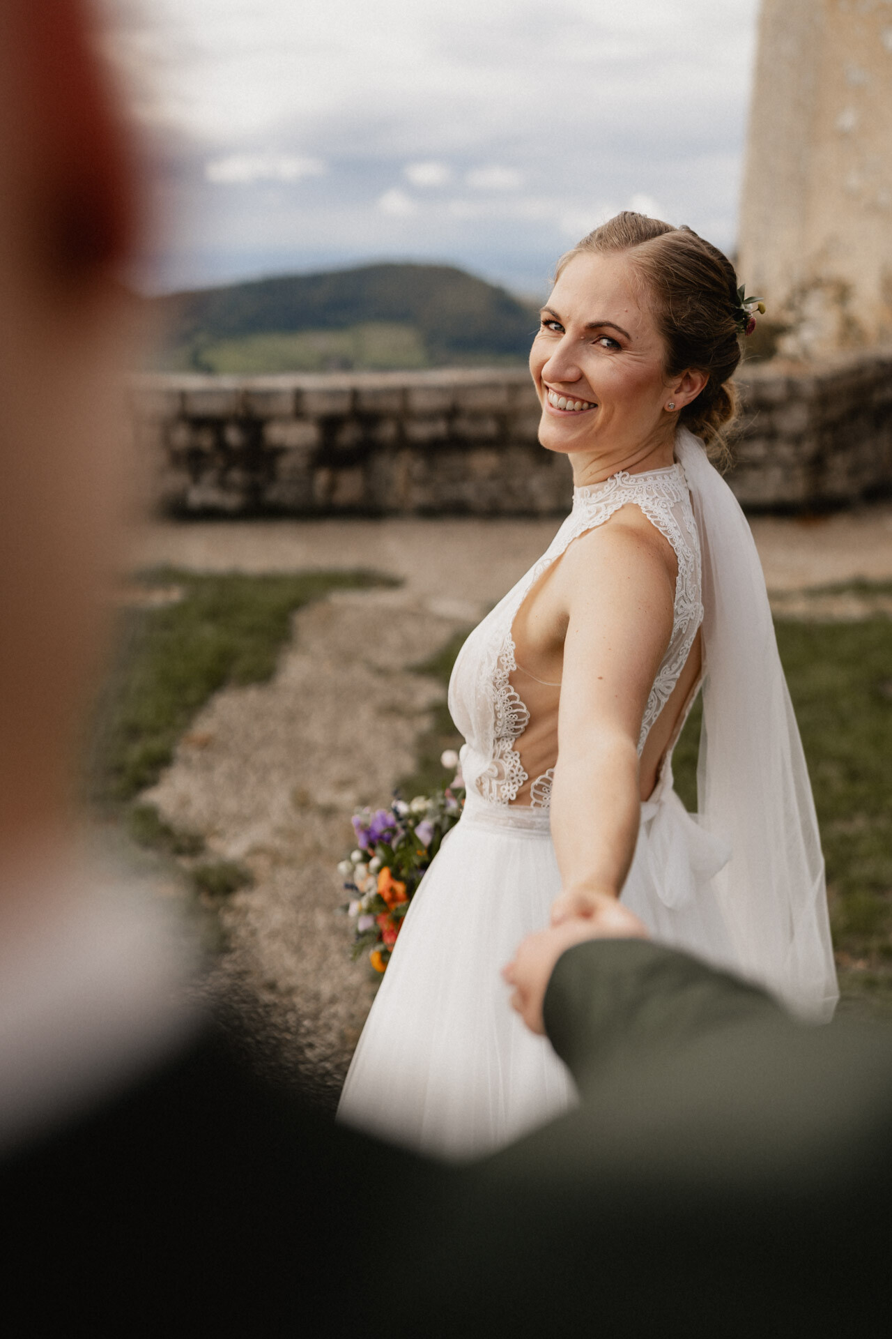 Braut blickt ihren Mann an auf ihrer Hochzeit Burg Hohenneuffen