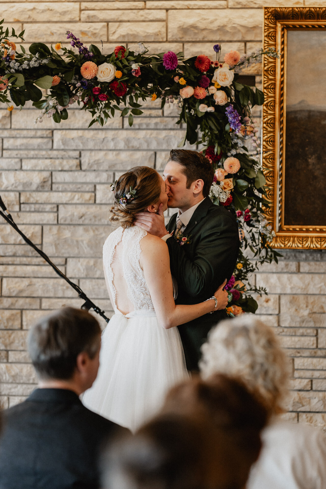 Brautpaar küsst sich bei Hochzeit Burg Hohenneuffen