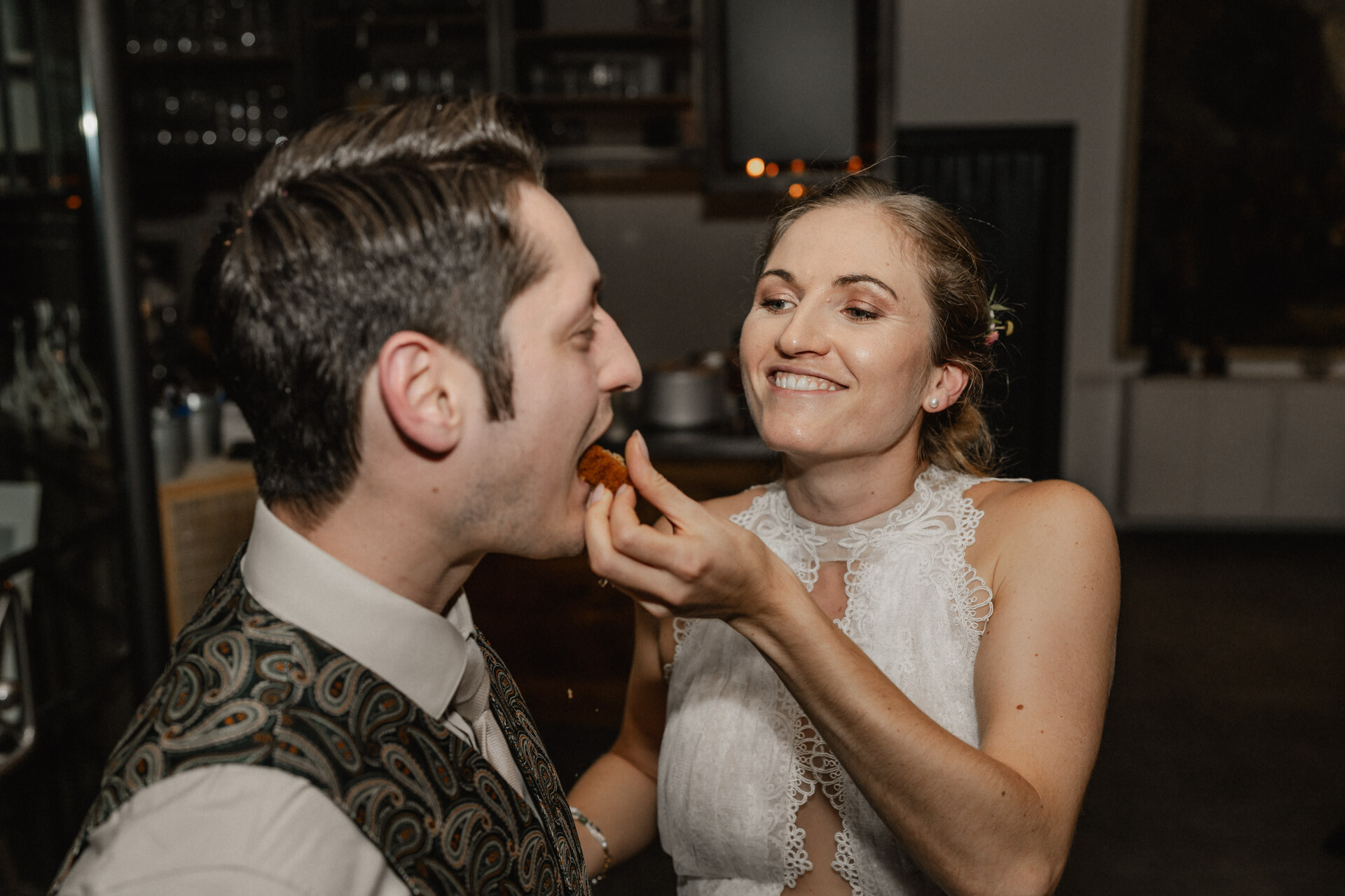 Brautpaar bei Hochzeitstorte