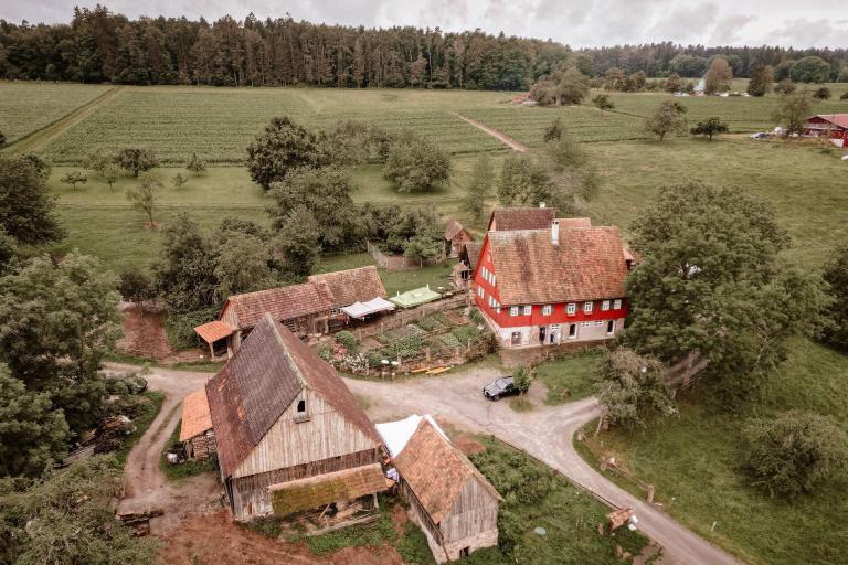 Drohnenaufnahme von Theurerhof Speßhardt während Hochzeit