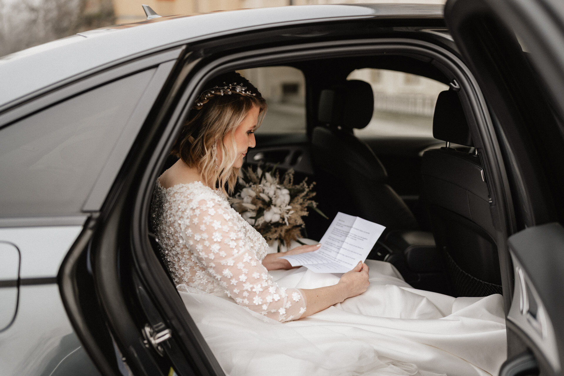 Braut liest Eheversprechen während Hochzeit in der Villa Hammerschmiede