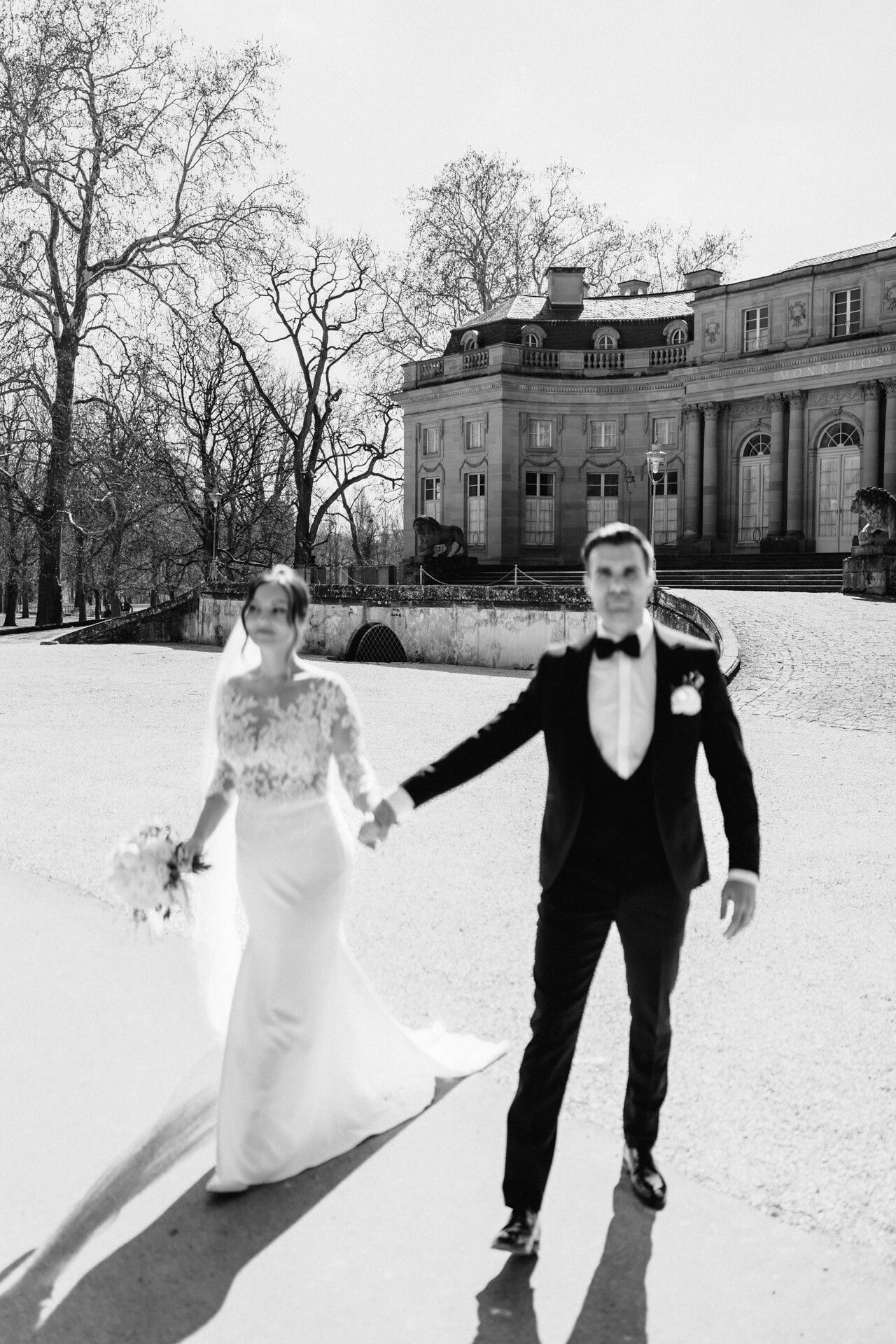 Brautpaar mit Schloss im Hintergrund während Hochzeit auf Schloss Monrepos