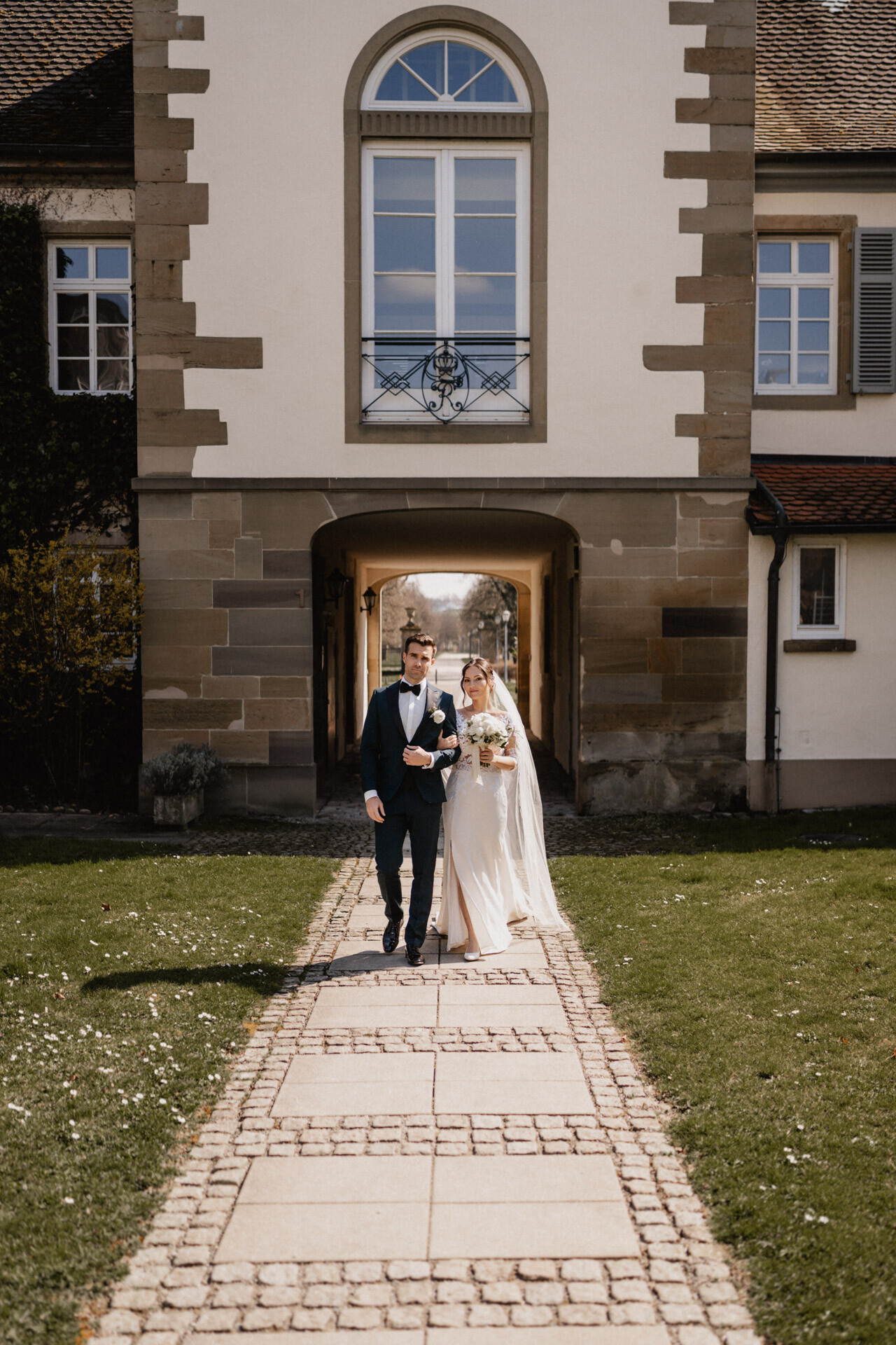 Brautpaar läuft Weg entlang während Hochzeit auf Schloss Monrepos