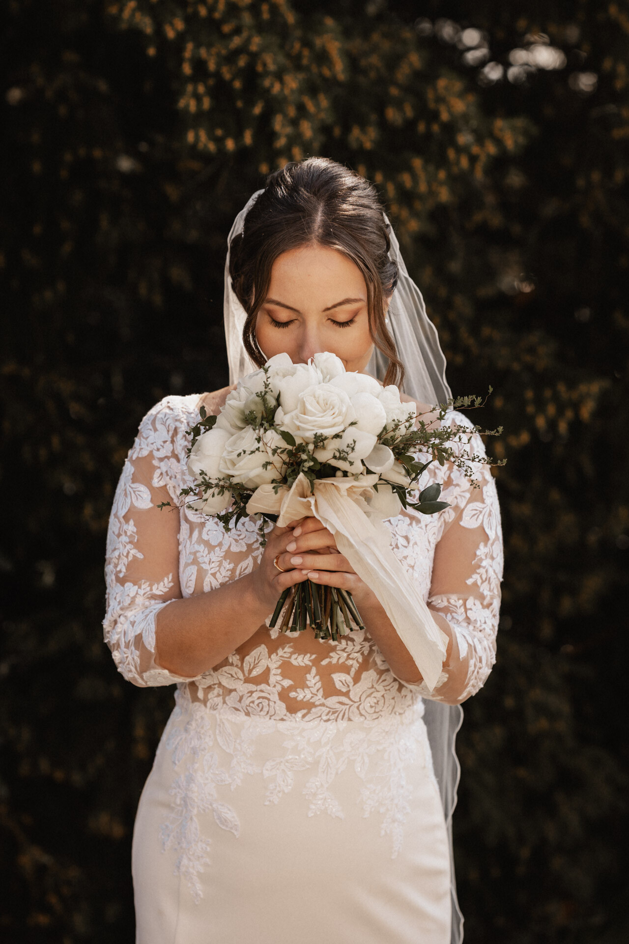 Braut und ihr Brautstrauß während Hochzeit auf Schloss Monrepos