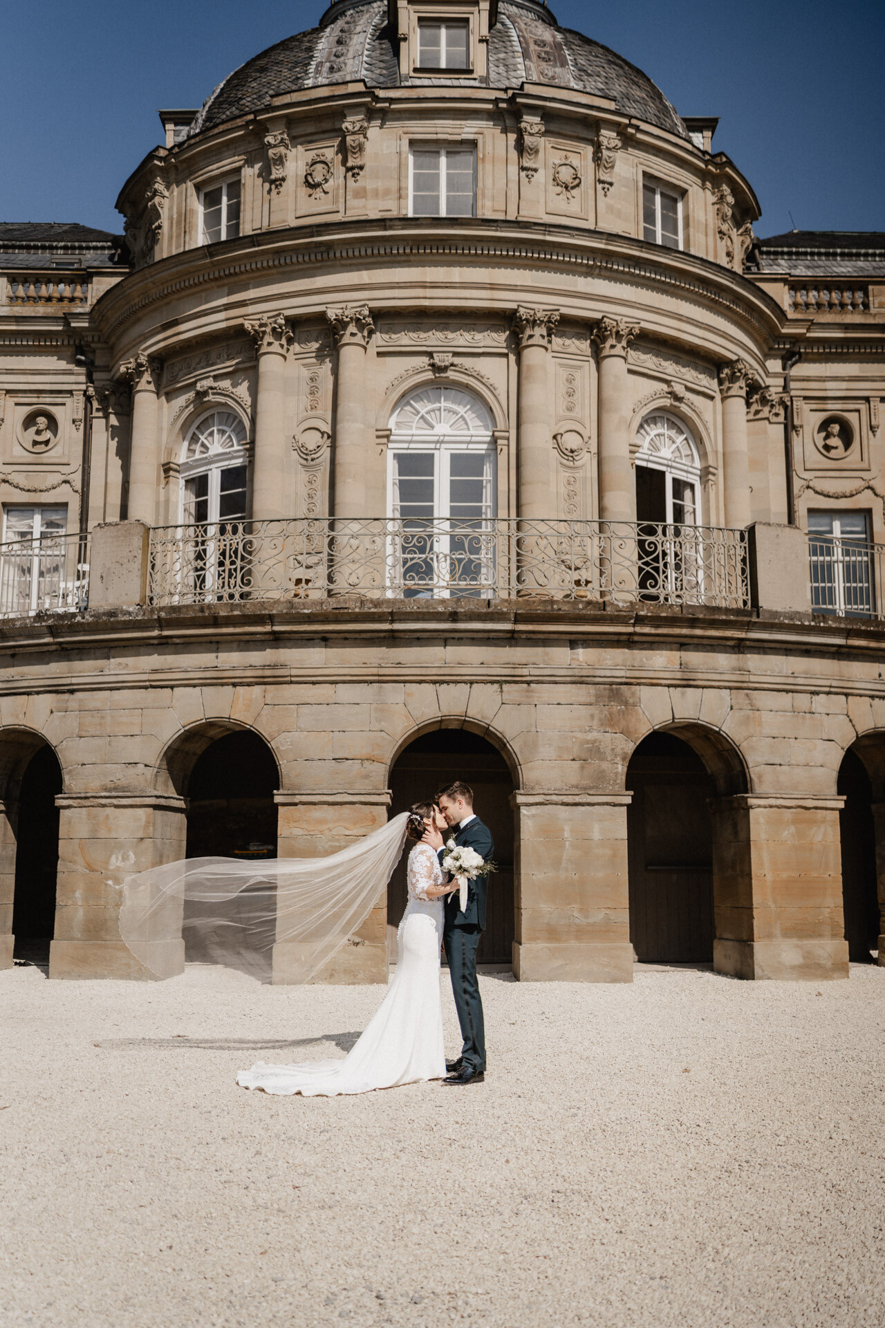 Brautpaar küsst sich auf Hochzeit auf Schloss Monrepos