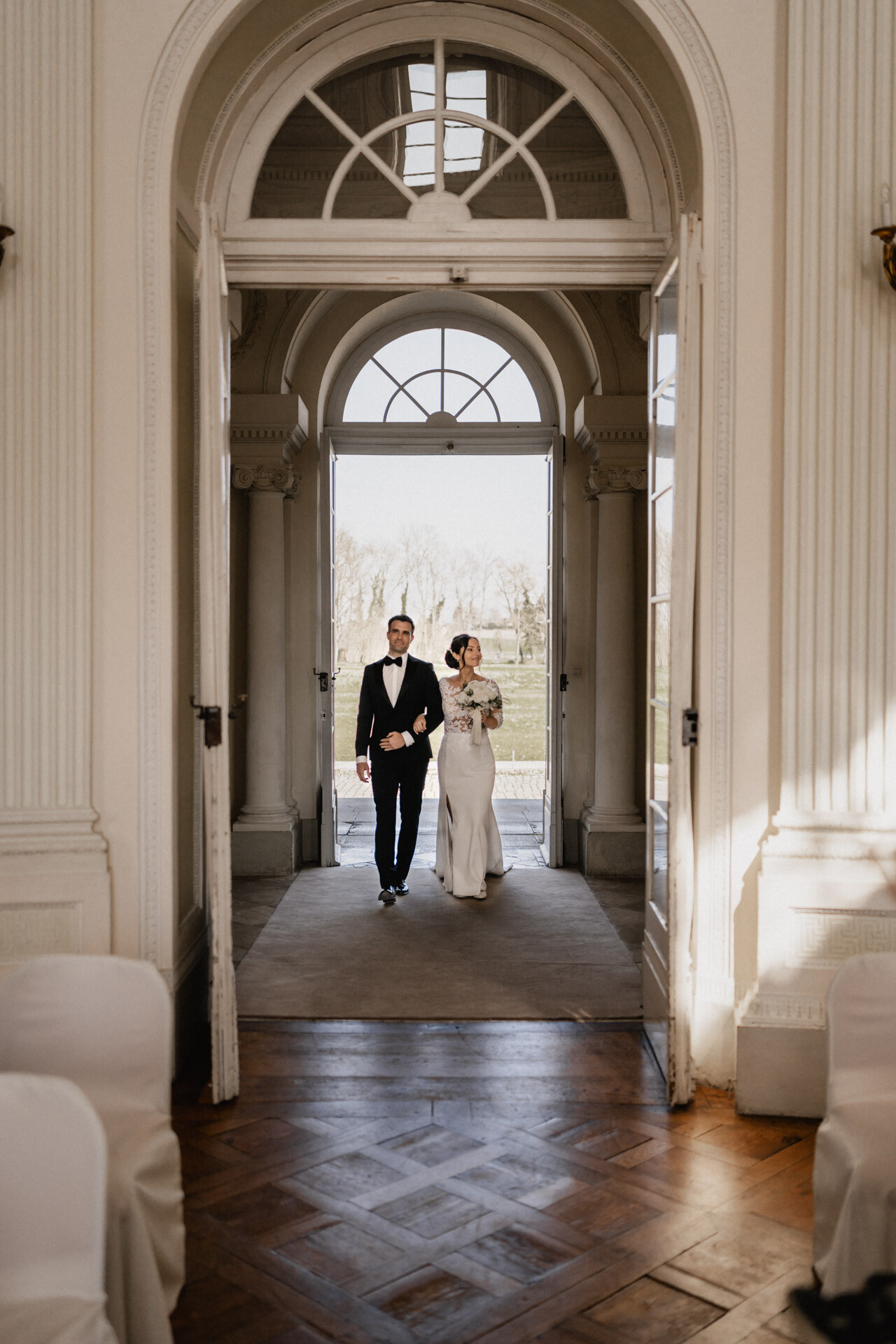 Einzug des Brautpaares während Hochzeit auf Schloss Monrepos