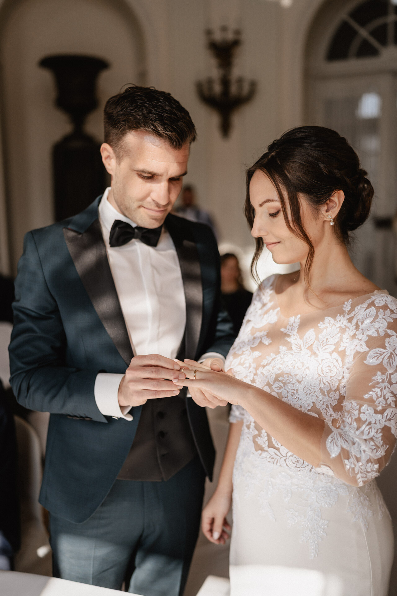 Ringtausch bei Trauung auf Hochzeit auf Schloss Monrepos
