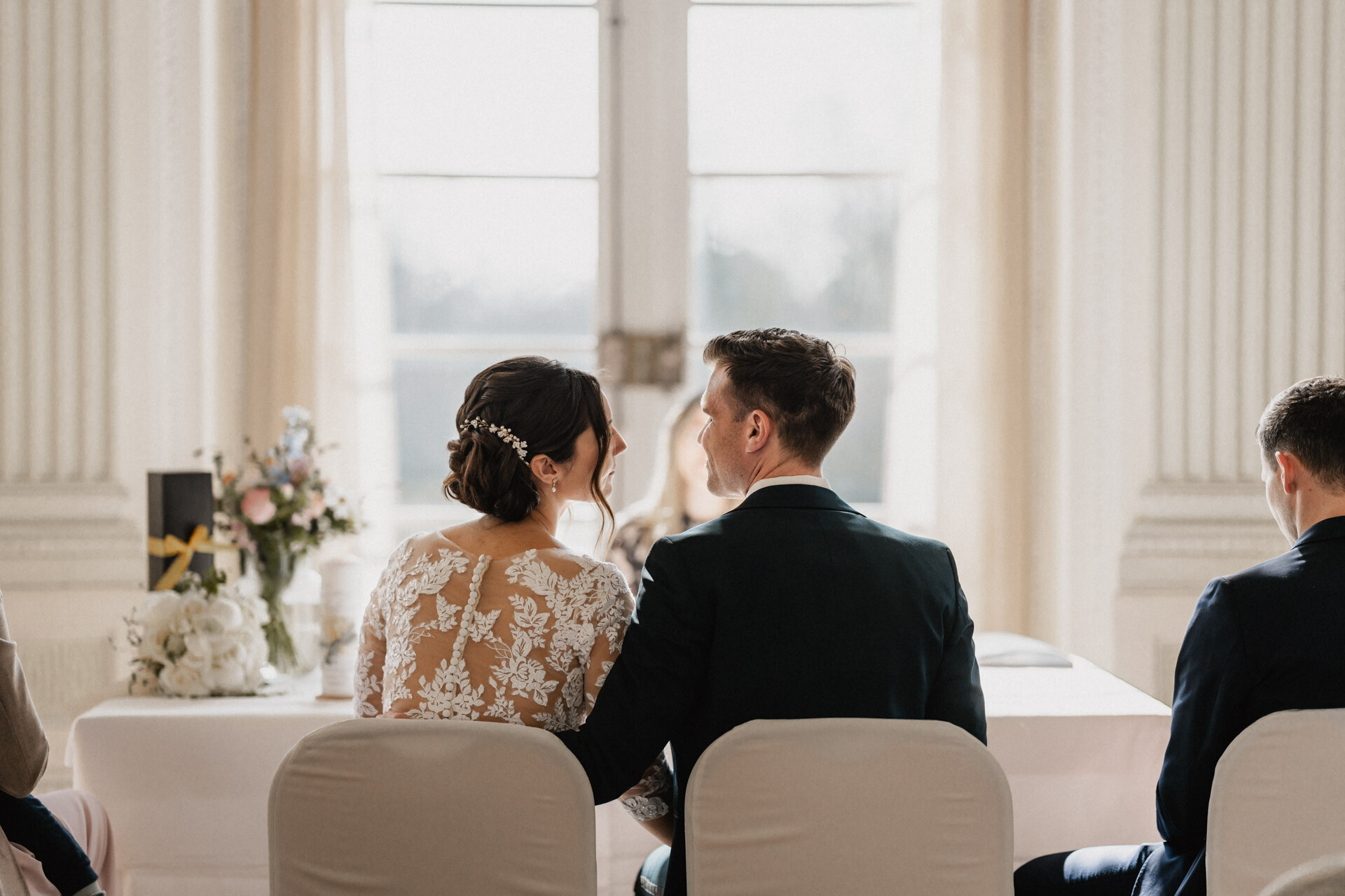 Brautpaar während standesamtlicher Trauung während Hochzeit auf Schloss Monrepos